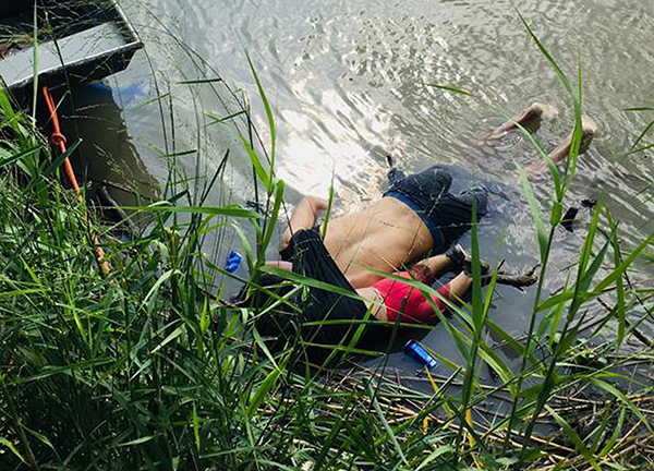 Messico, padre e figlia annegati nel Rio Grande: foto shock indigna gli USA Messico, padre e figlia annegati nel Rio Grande: foto shock indigna gli USA