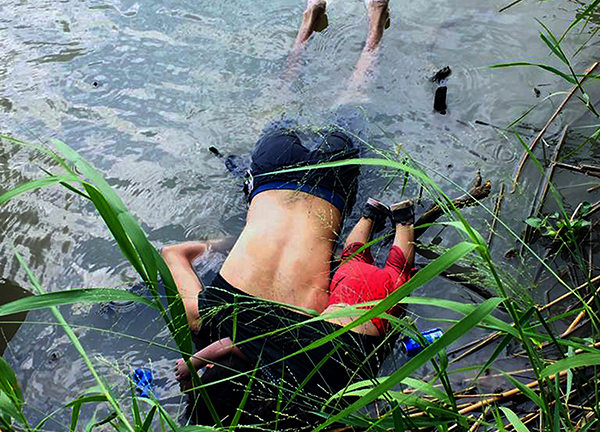 Messico, padre e figlia annegati nel Rio Grande: foto shock indigna gli USA Messico, padre e figlia annegati nel Rio Grande: foto shock indigna gli USA