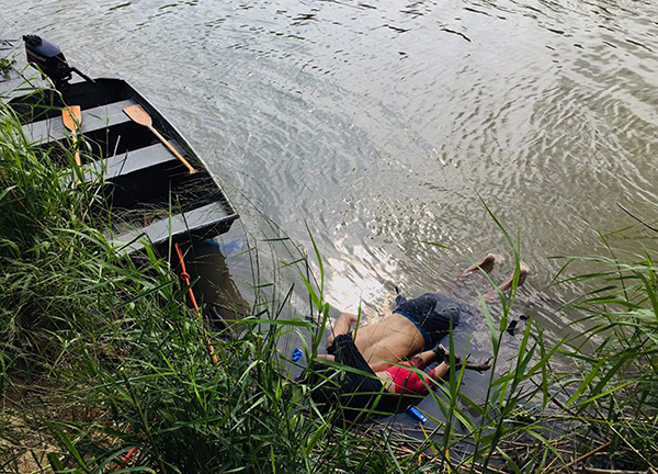 Messico, padre e figlia annegati nel Rio Grande: foto shock indigna gli USA Messico, padre e figlia annegati nel Rio Grande: foto shock indigna gli USA