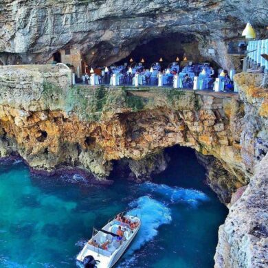 Polignano, Grotta Palazzese impone il dress code. Ma poi dà cibo avariato