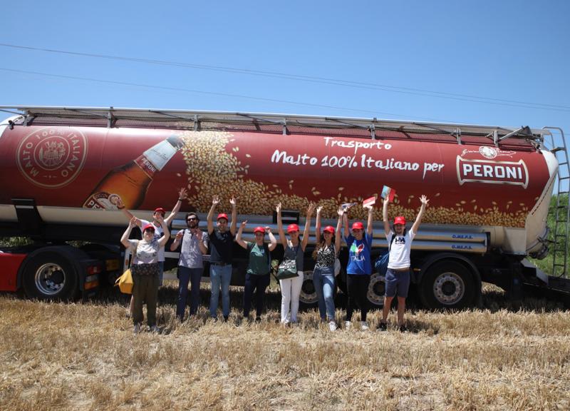 Campus Peroni, quando la raccolta dell’orzo diventa una lezione sul campo Campus Peroni, quando la raccolta dell’orzo diventa una lezione sul campo