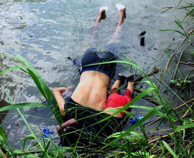 Messico, padre e figlia annegati nel Rio Grande: foto shock indigna gli USA