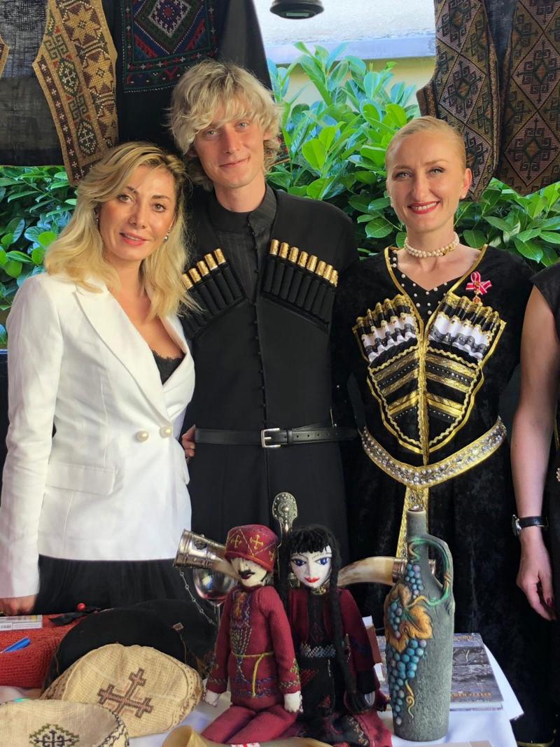 Festa aristocratica caucasica della Santa Croce a Milano