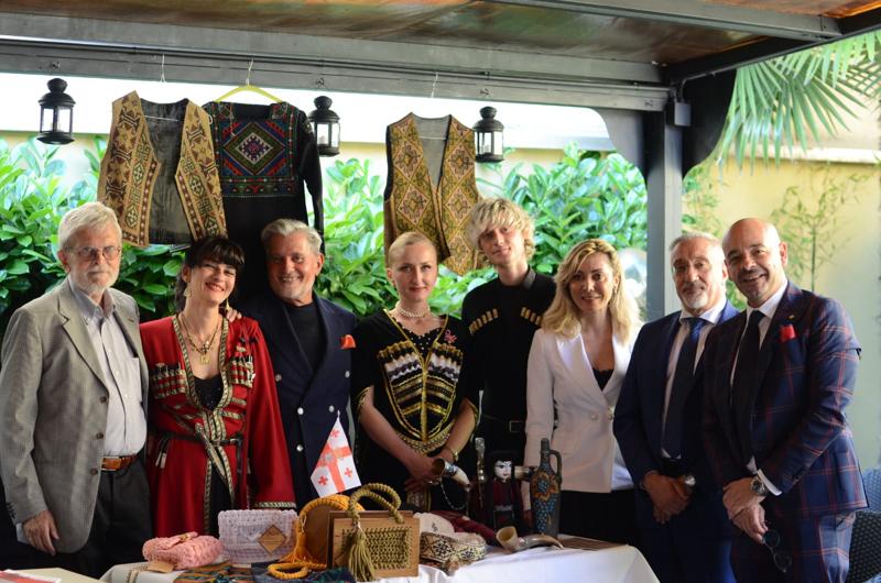 Festa aristocratica caucasica della Santa Croce a Milano