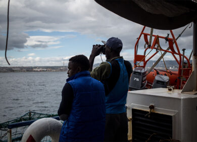 Migranti, bloccata la Sea Watch. Aveva cercato di entrare nel porto