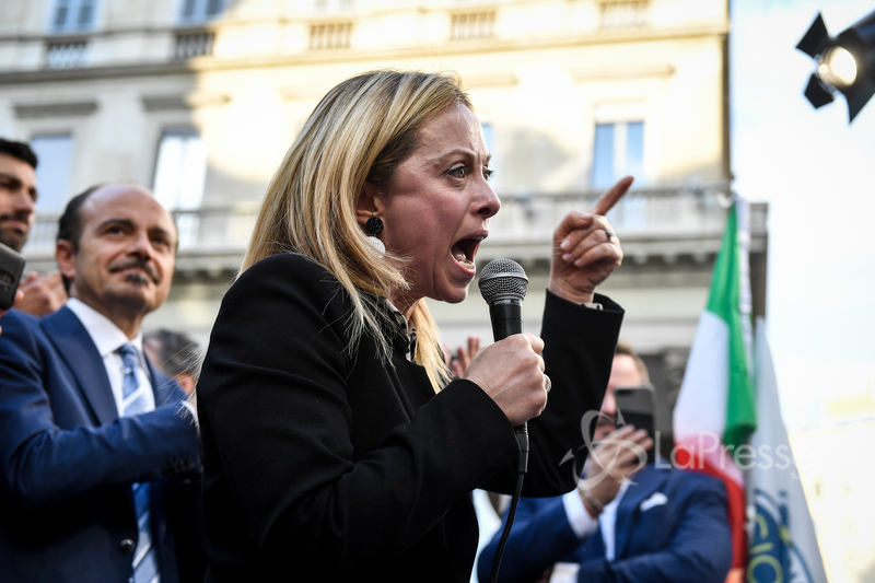 Non solo navi, le Ong usano anche gli aerei: la denuncia di FdI alla procura Non solo navi, le Ong usano anche gli aerei: la denuncia di FdI alla procura