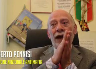 Roma: apocalisse rifiuti, allarme Raggi: “Siamo in guerra”. Incendio social