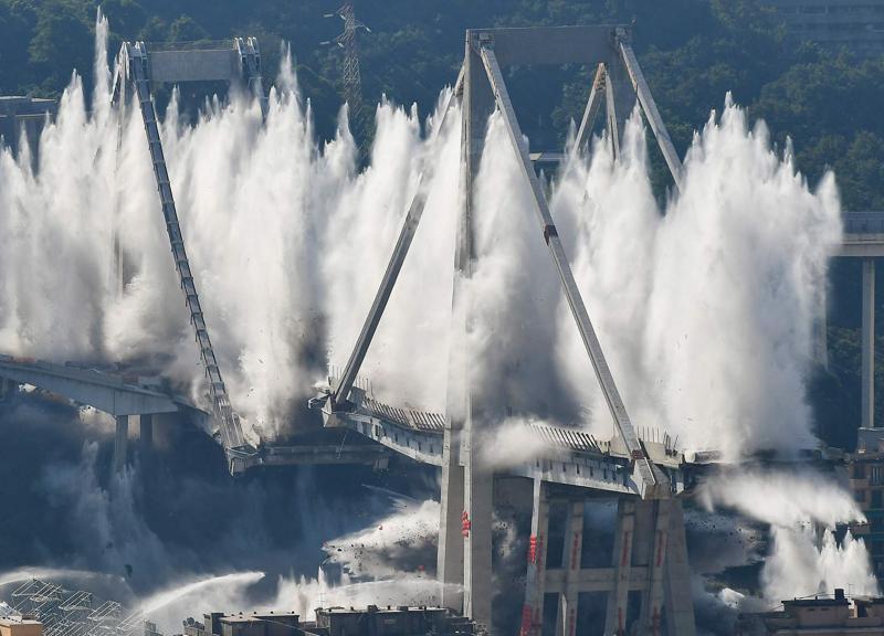 Ponte Morandi non c’è più. Ecco le immagini dell’implosione Ponte Morandi non c’è più. Ecco le immagini dell’implosione