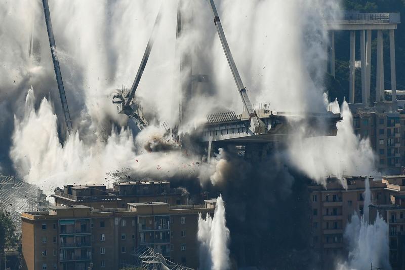 Ponte Morandi non c’è più. Ecco le immagini dell’implosione Ponte Morandi non c’è più. Ecco le immagini dell’implosione