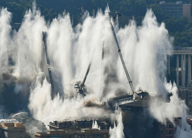 Ponte Morandi non c’è più. Ecco le immagini dell’implosione Ponte Morandi non c’è più. Ecco le immagini dell’implosione