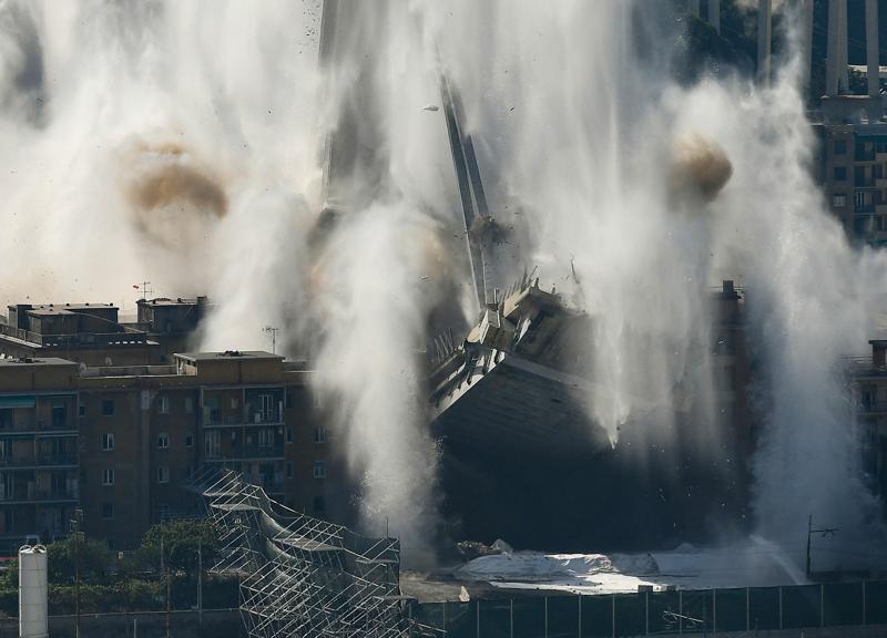 Ponte Morandi non c’è più. Ecco le immagini dell’implosione Ponte Morandi non c’è più. Ecco le immagini dell’implosione