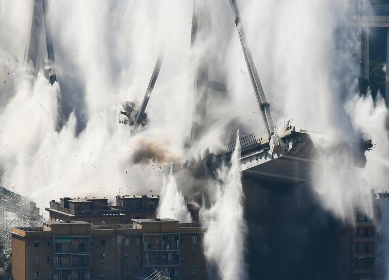 Ponte Morandi non c’è più. Ecco le immagini dell’implosione Ponte Morandi non c’è più. Ecco le immagini dell’implosione