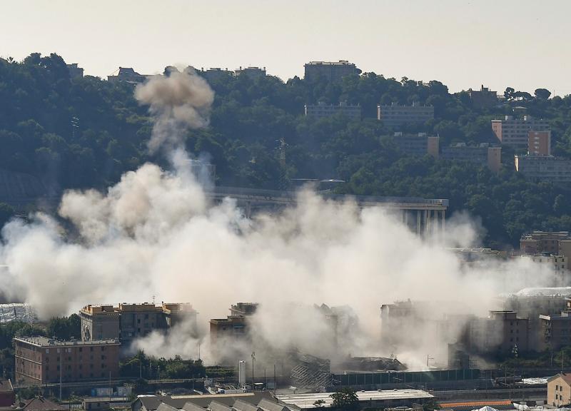 Ponte Morandi non c’è più. Ecco le immagini dell’implosione Ponte Morandi non c’è più. Ecco le immagini dell’implosione