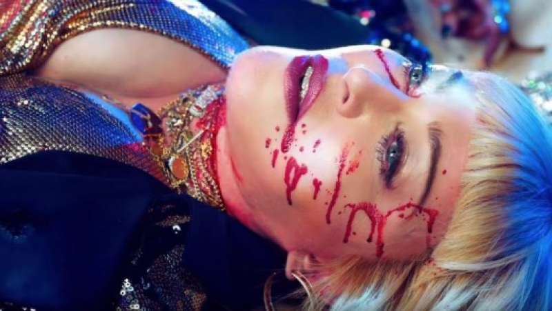 Madonna video choc: spari, cadaveri ammassati e… MADONNA CHE BUFERA!