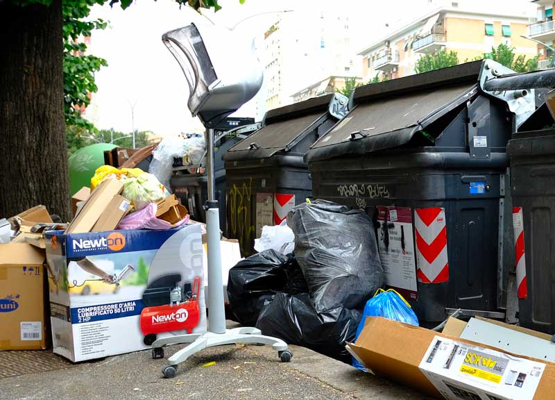 Roma: apocalisse rifiuti, allarme Raggi: “Siamo in guerra”. Incendio social Roma: apocalisse rifiuti, allarme Raggi: “Siamo in guerra”. Incendio social