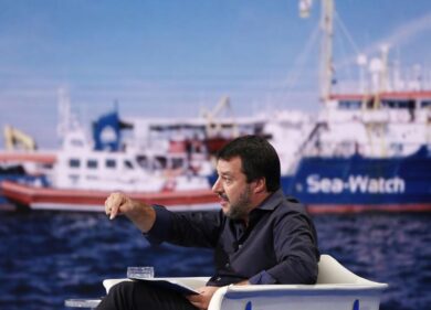 Sea Watch, Salvini: “Carola fuorilegge”. L’equipaggio: “Non volevamo far male”