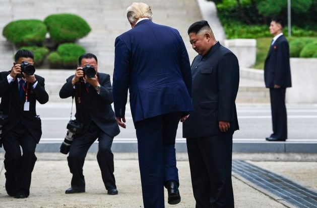 Trump-Kim, stretta di mano al 38 Parallelo.”Non mi aspettavo di vederti qui”