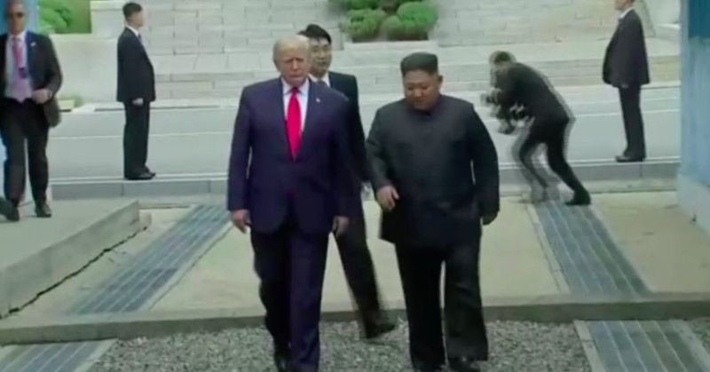 Trump-Kim, stretta di mano al 38 Parallelo.”Non mi aspettavo di vederti qui”