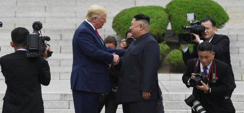 Trump-Kim, stretta di mano al 38 Parallelo.”Non mi aspettavo di vederti qui”
