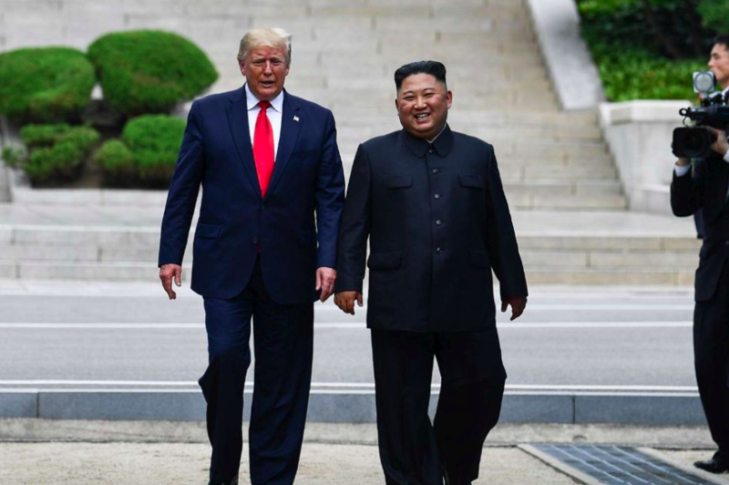 Trump-Kim, stretta di mano al 38 Parallelo.”Non mi aspettavo di vederti qui”