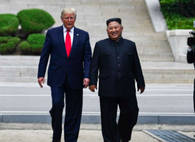 Trump-Kim, stretta di mano al 38 Parallelo.”Non mi aspettavo di vederti qui”