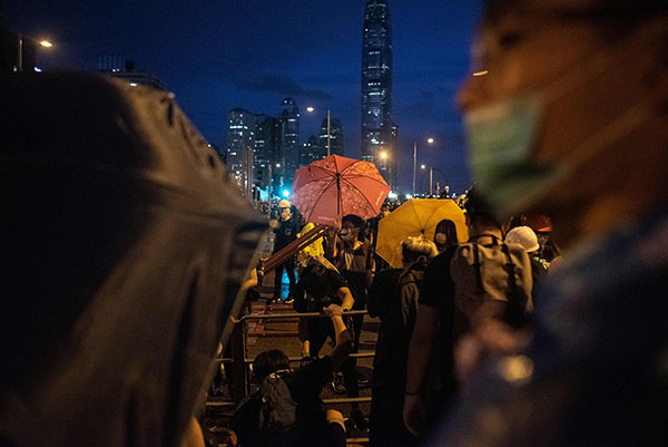 Hong Kong, manifestanti irrompono nel Parlamento