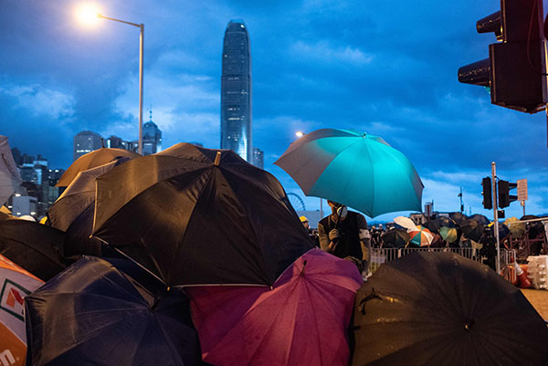 Hong Kong, manifestanti irrompono nel Parlamento