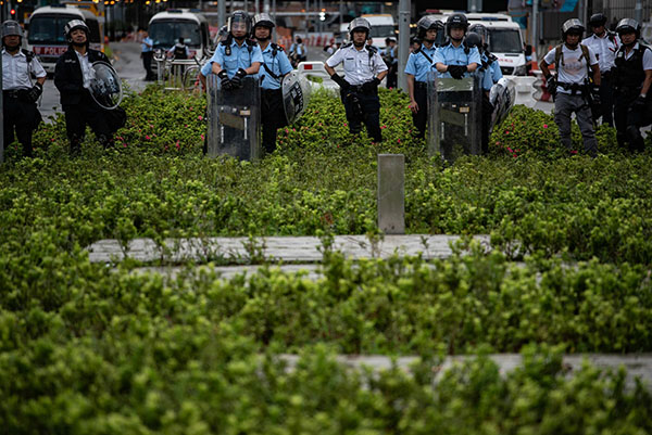 Hong Kong, manifestanti irrompono nel Parlamento