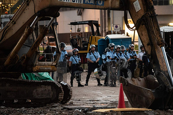 Hong Kong, manifestanti irrompono nel Parlamento