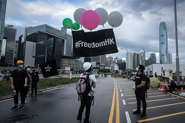 Hong Kong, manifestanti irrompono nel Parlamento