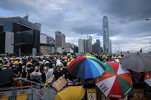 Hong Kong, manifestanti irrompono nel Parlamento