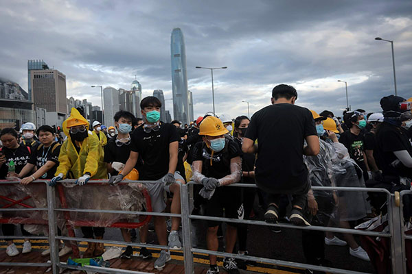Hong Kong, manifestanti irrompono nel Parlamento