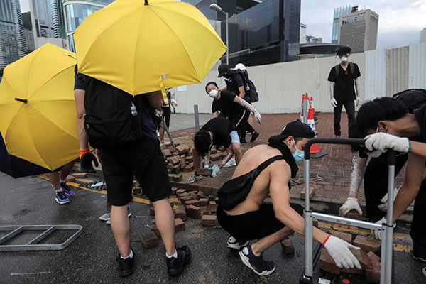 Hong Kong, manifestanti irrompono nel Parlamento