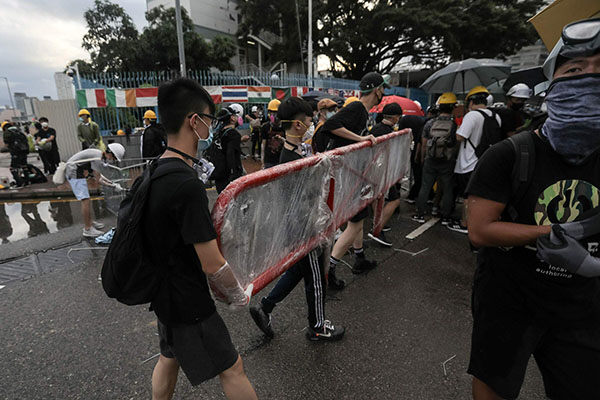 Hong Kong, manifestanti irrompono nel Parlamento