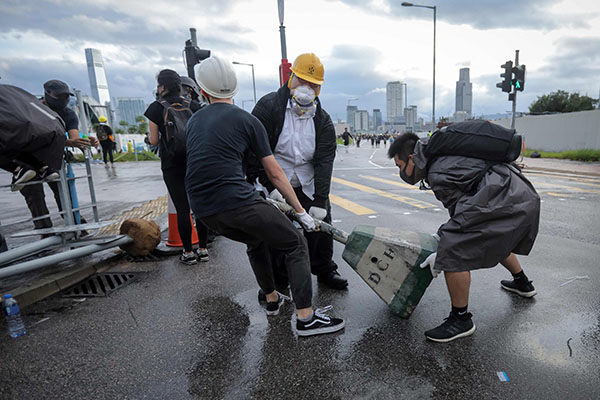 Hong Kong, manifestanti irrompono nel Parlamento