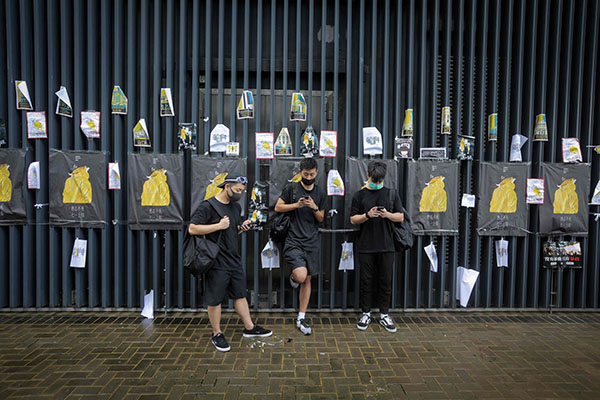 Hong Kong, manifestanti irrompono nel Parlamento