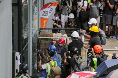 Hong Kong, manifestanti irrompono nel Parlamento