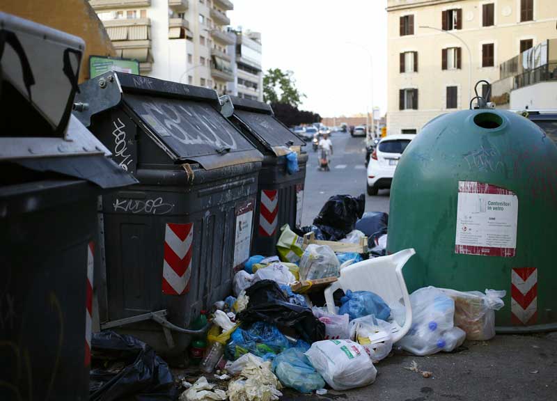 Emergenza rifiuti, psicodramma politico. M5S contro Pd: è guerra a Zingaretti Emergenza rifiuti, psicodramma politico. M5S contro Pd: è guerra a Zingaretti