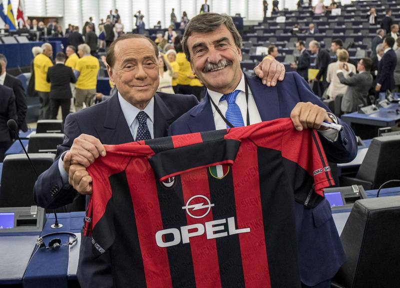 Berlusconi debutta in Parlamento Ue. Le foto Berlusconi debutta in Parlamento Ue. Le foto