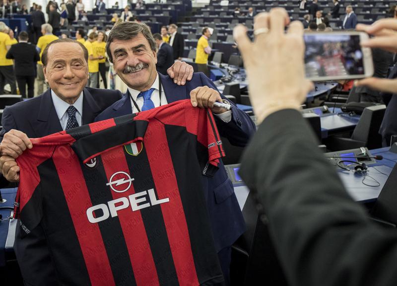 Berlusconi debutta in Parlamento Ue. Le foto Berlusconi debutta in Parlamento Ue. Le foto