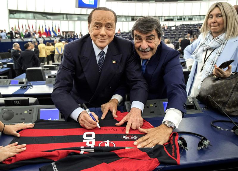 Berlusconi debutta in Parlamento Ue. Le foto Berlusconi debutta in Parlamento Ue. Le foto