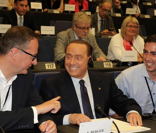 Berlusconi debutta in Parlamento Ue. Le foto Berlusconi debutta in Parlamento Ue. Le foto