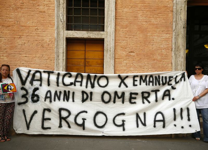 Caso Orlandi, sì all’apertura di due tombe nel cimitero teutonico del Vaticano Caso Orlandi, sì all’apertura di due tombe nel cimitero teutonico del Vaticano