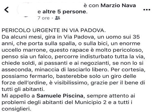 L’uomo con la gallina in spalla: “Grosso scandalo” in via Padova L’uomo con la gallina in spalla: “Grosso scandalo” in via Padova