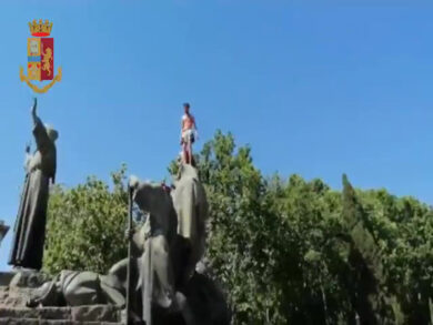 Caldo torrido, sale in mutande su una statua.