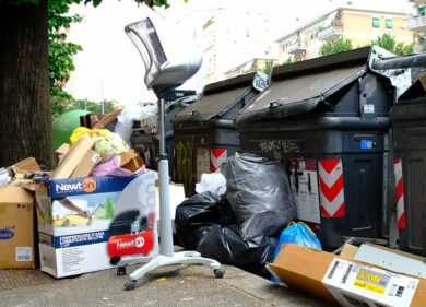 Rifiuti, Roma nel caos. Denuncia per epidemia colposa: la Tari nel mirino