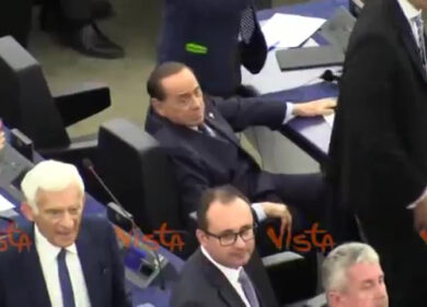 Standing ovation per Tajani al Parlamento Europeo, Berlusconi resta seduto