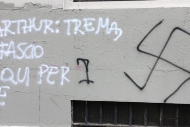 Scritte omofobe e naziste su muri licei a Milano, 3 indagati