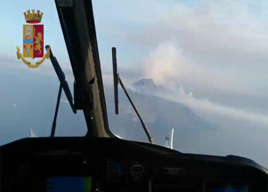Polizia di Stato sorvola il Vulcano Stromboli