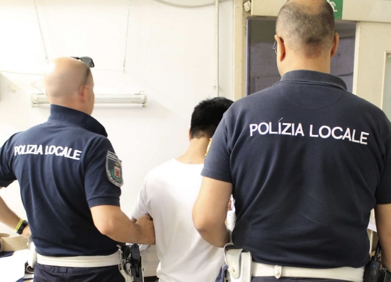 Sesto, Polizia locale scopre laboratorio clandestino cinese e dormitorio Sesto, Polizia locale scopre laboratorio clandestino cinese e dormitorio